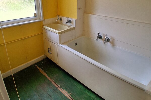 Bretton Avenue 1947 prefab bungalow bathroom